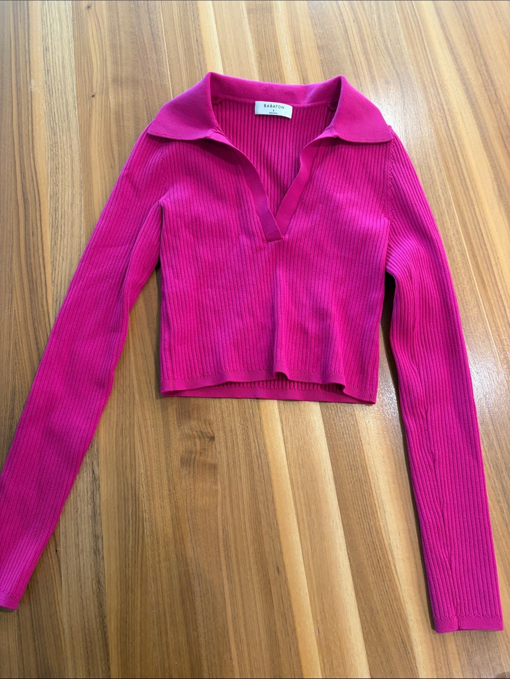Babaton Hot Pink Ribbed V‑Neck Cropped Long Sleeve Top